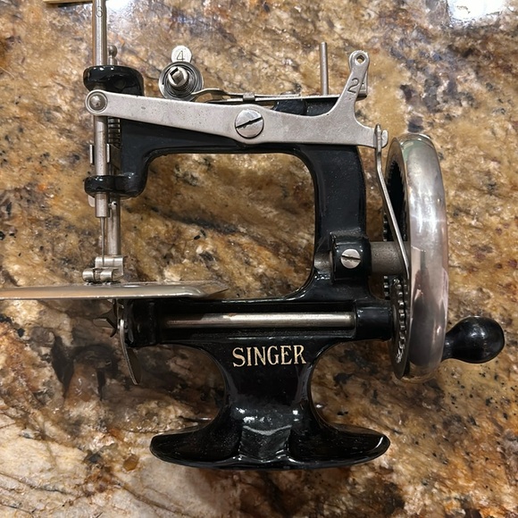 Vintage Singer Sewing Machine No. 20 - Picture 2 of 6